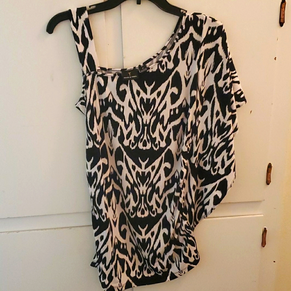 Patterned polyester/spandex top.